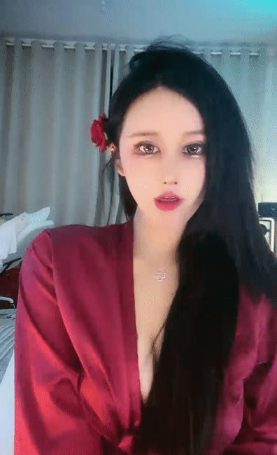 极品网红奶油女神来袭!性感睡衣配大红唇,肥臀特写掰开无毛嫩穴,假屌骑乘狂操