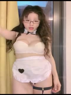 卷发黑框眼镜的爆乳尤物,御姐诱惑让你欲火焚身